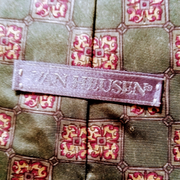 Van Heusen classic tie. All silk made in Mexico, green and golden. $19 - Picture 5 of 5